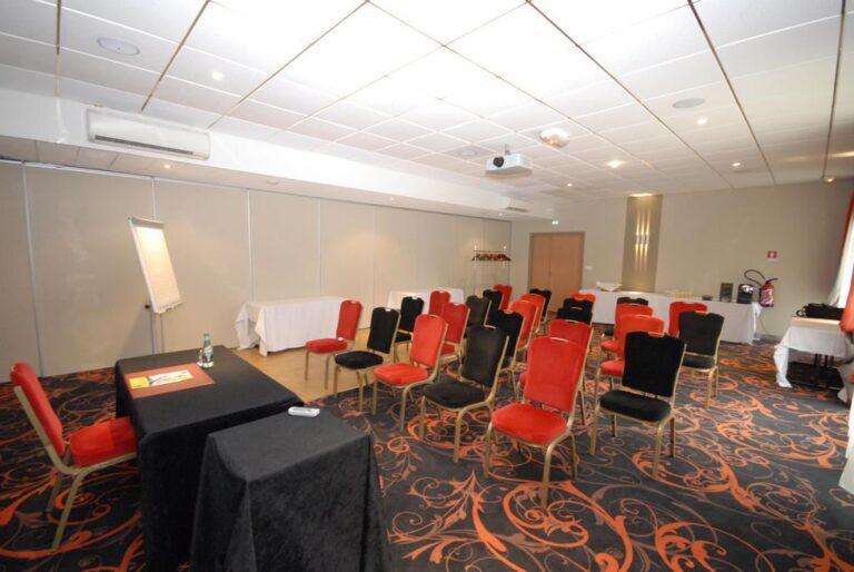 logis-l-oree-de-chartres-1lieu1salle-salle-congres.jpg