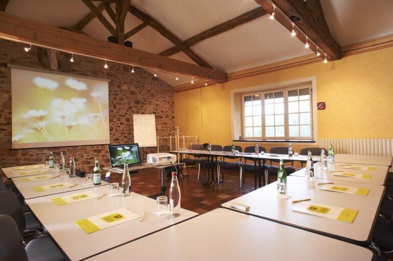 logis-le-champalud-1lieu1salle-salle-congres.jpg