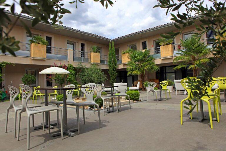 logis-le-patio-de-violette-1lieu1salle-agence.jpg