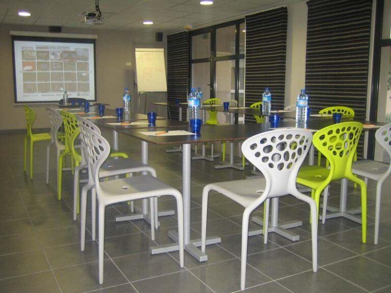 logis-le-patio-de-violette-1lieu1salle-meeting.jpg