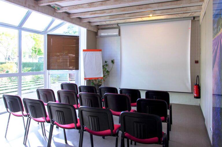 logis-le-provencal-1lieu1salle-salle-meeting.jpg