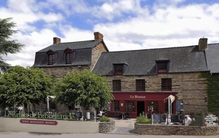logis-le-relais-de-broceliande-1lieu1salle-agence.jpg