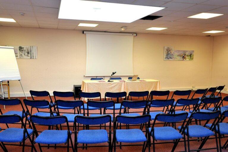 logis-le-relais-du-moulin-1lieu1salle-salle-seminaire.jpg