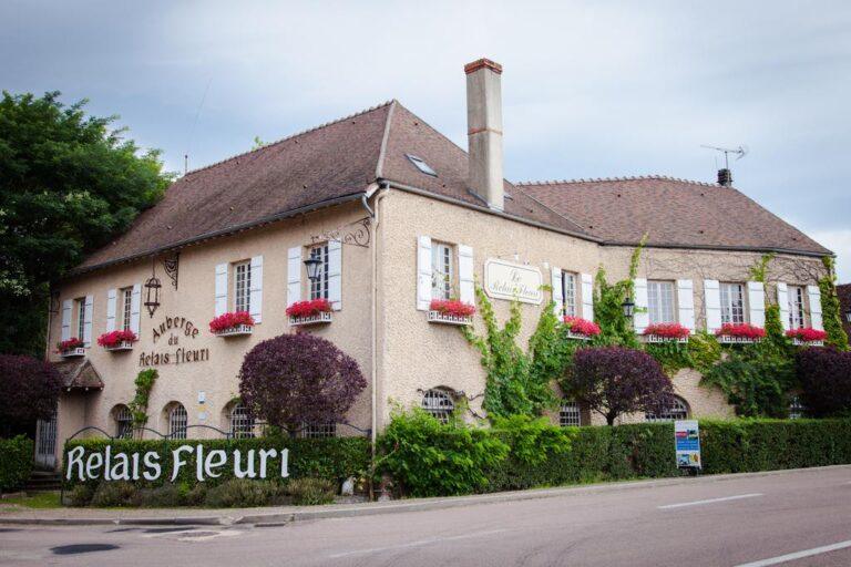 logis-le-relais-fleuri-1lieu1salle-agence.jpg