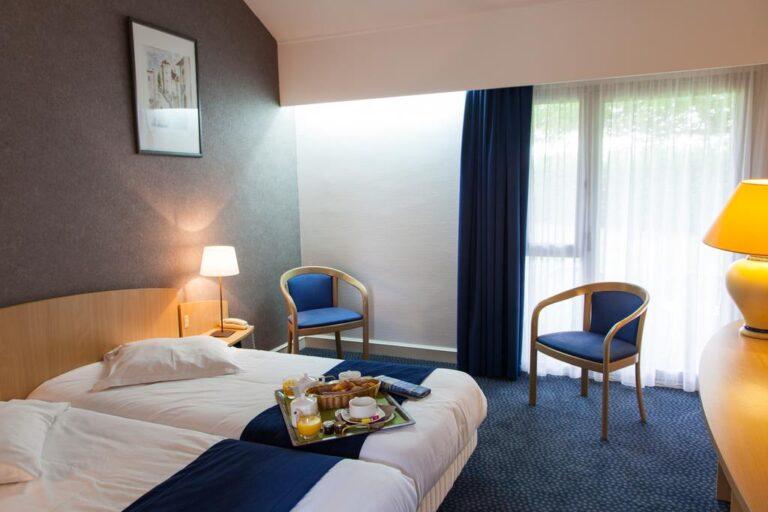 logis-le-relais-fleuri-1lieu1salle-booking.jpg