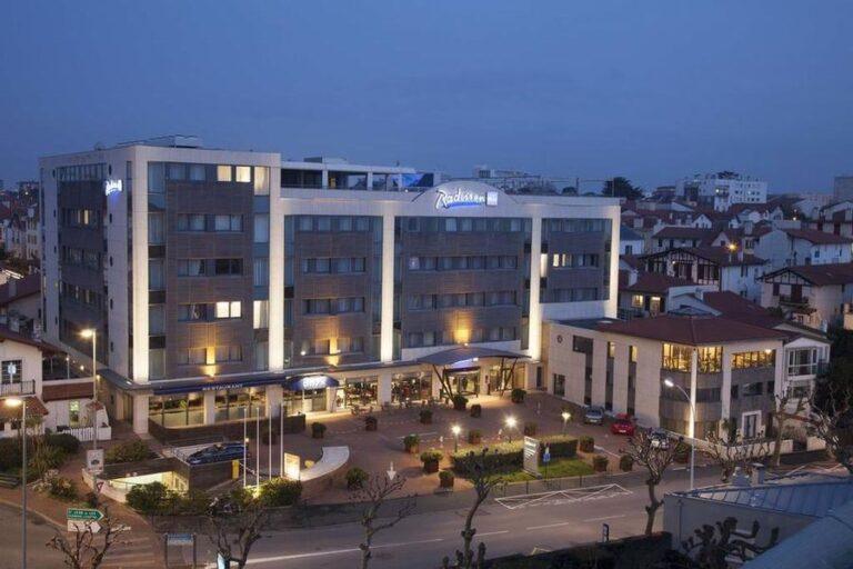 radisson-blu-hotel-biarritz-1lieu1salle-facade.jpg