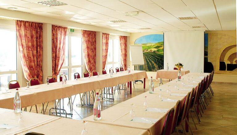val-moret-1lieu1salle-seminaire.jpg