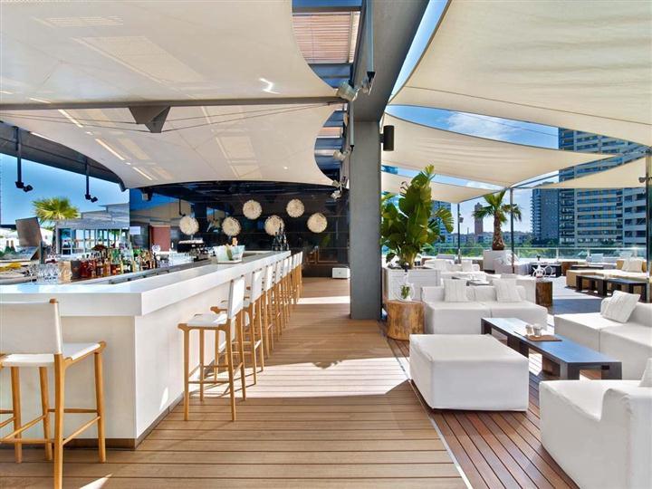 hilton-diagonal-mar-barcelona-1lieu1salle-purobeach-barcelona-terrace.jpg