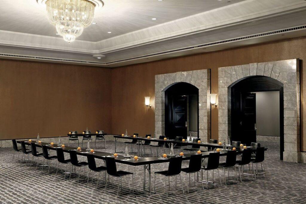 ritz-carlton-arts-hotel-barcelona-1lieu1salle-gaudi2.jpg
