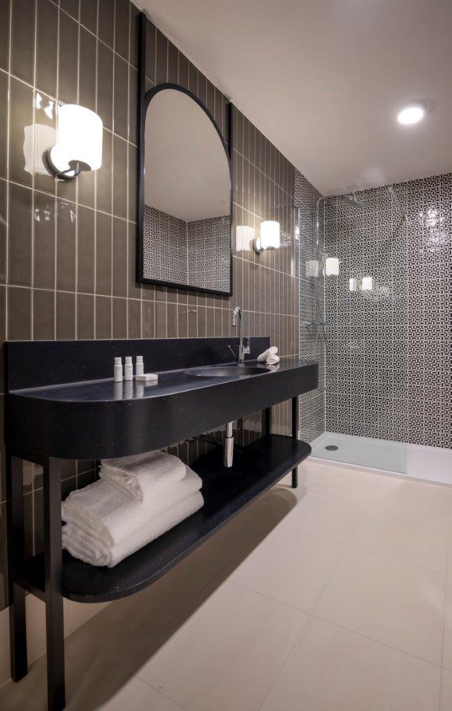 10-Hotel-Room-Bathroom.jpg