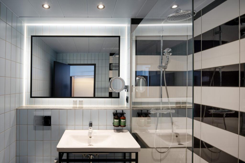 Crown-Plaza-Antwerpen_2023-04-25_bathroom-04-scaled-1.jpg