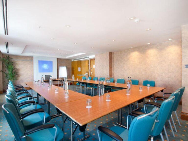 hilton-cardiff-1lieu1salle-conferences.jpg