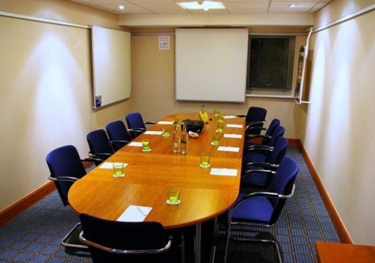 holiday-inn-cambridge-1lieu1salle-reunion.jpg