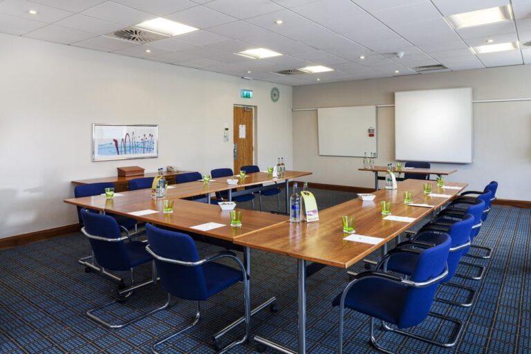 holiday-inn-cardiff-city-center-1lieu1salle-conference.jpg