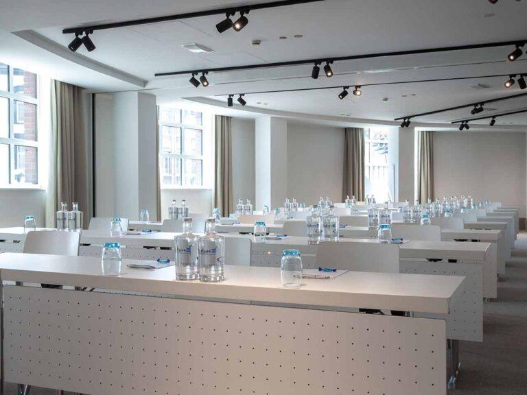 radisson-blu-astrid-1lieu1salle-reunions.jpg