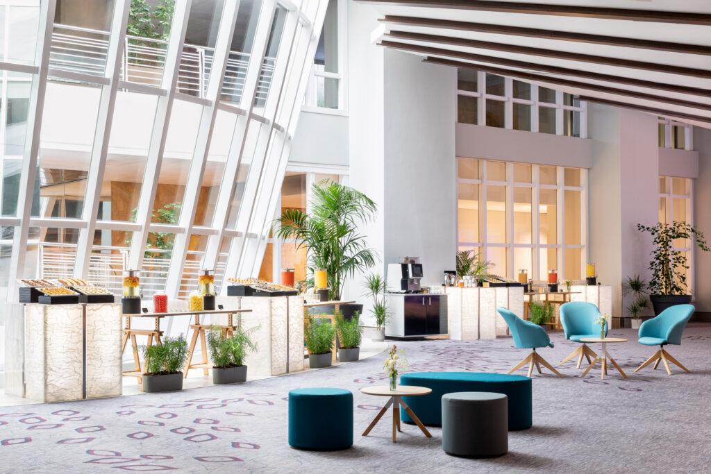 MH_PARST_Scene_Foyer_Coffee_Break-scaled-1.jpg