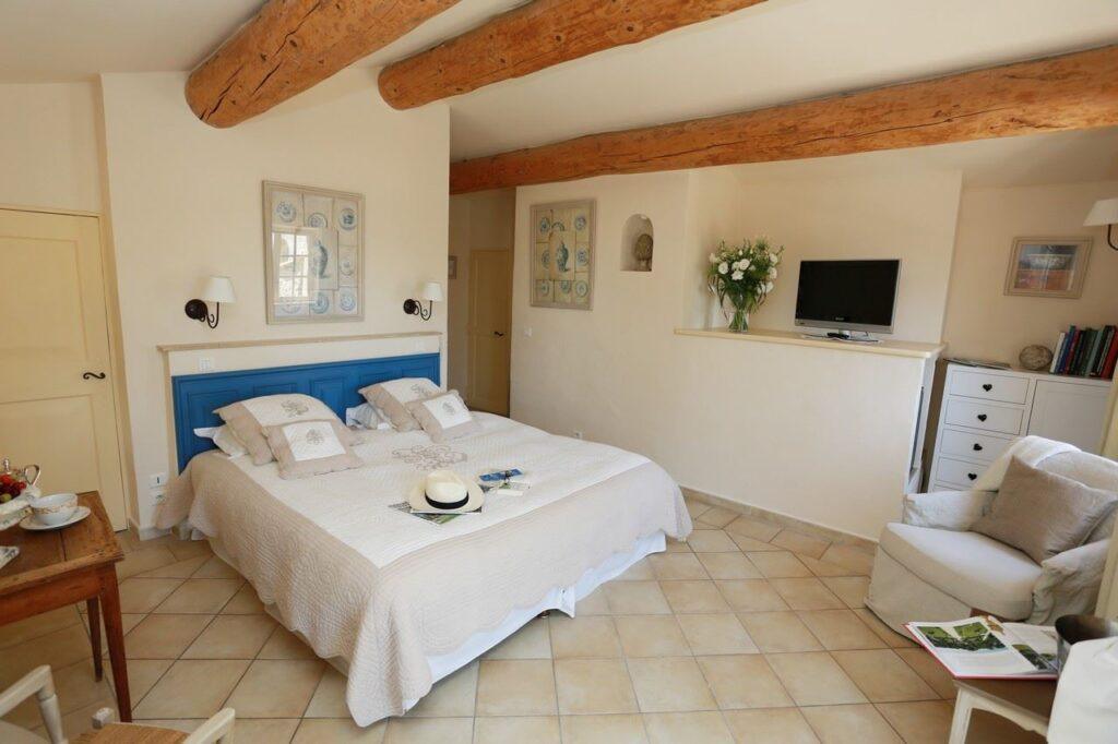 1lieu1salle-abbaye-sainte-croix-seminaire-chambre.jpg