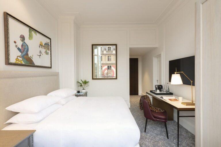 4-Hotel-Du-Louvre-Standard-View-King-Room_copyright_hotel-du-louvre.jpg