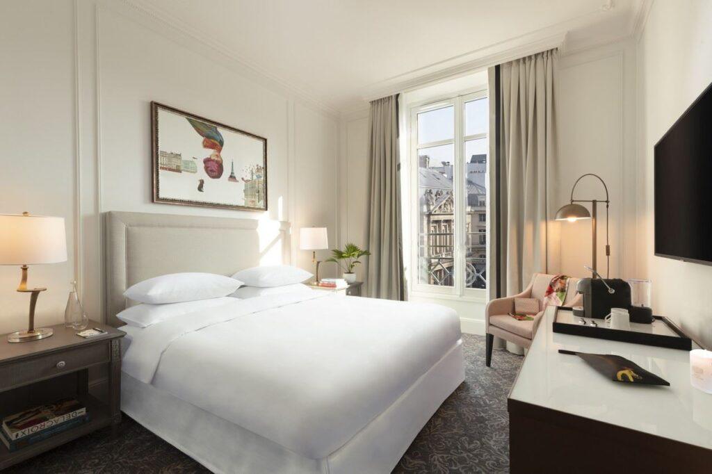 5-Hotel-Du-Louvre-Deluxe-View-King-Room-Angle_copyright_hotel-du-louvre.jpg