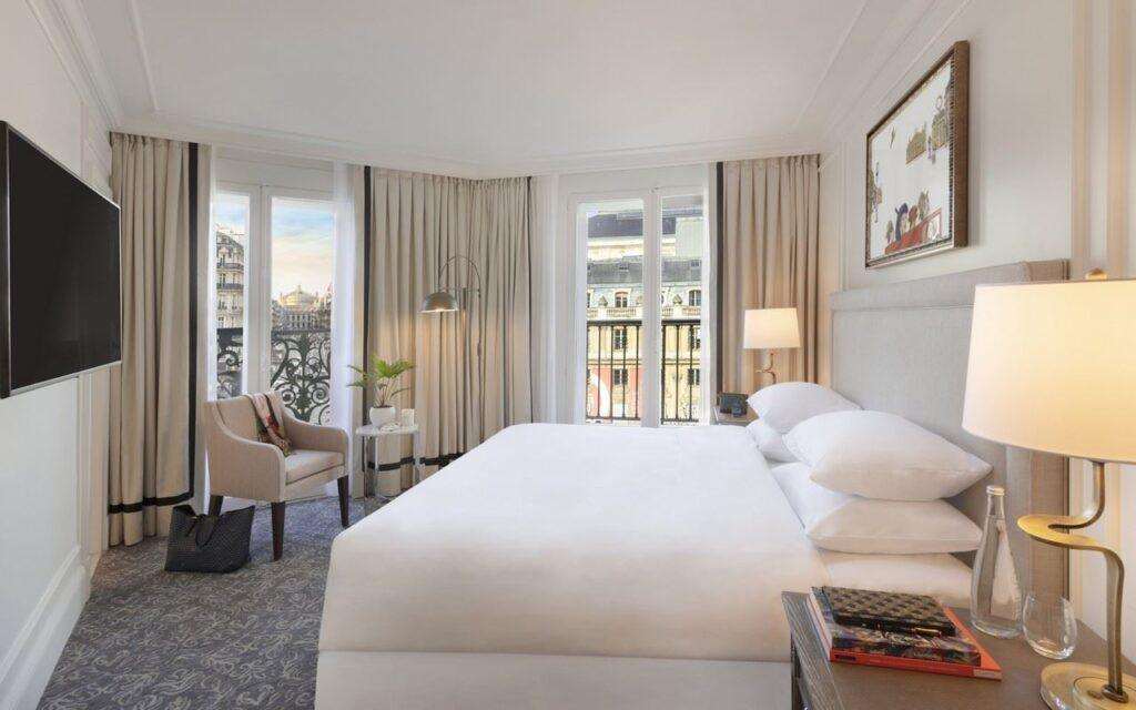 8-Hotel-Du-Louvre-Executive-Suite-Bedroom-View_copyright_hotel-du-louvre.jpg