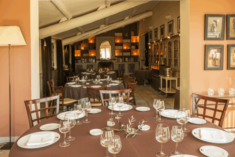Baumaniere-Les-Baux-de-Provence-hotel-restaurant-1lieu1salle-conference.png