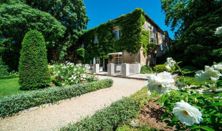 Baumaniere-Les-Baux-de-Provence-hotel-restaurant-1lieu1salle-conference-jardin.jpg