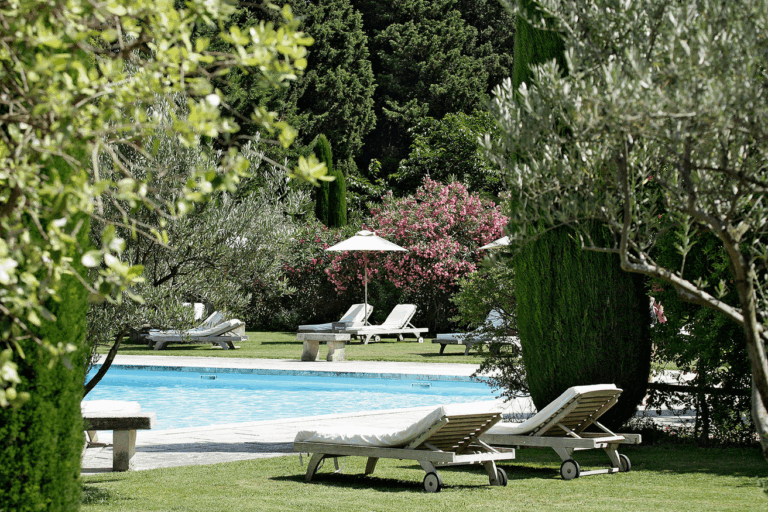 Baumaniere-Les-Baux-de-Provence-hotel-restaurant-1lieu1salle-conference-piscine-jardin.png