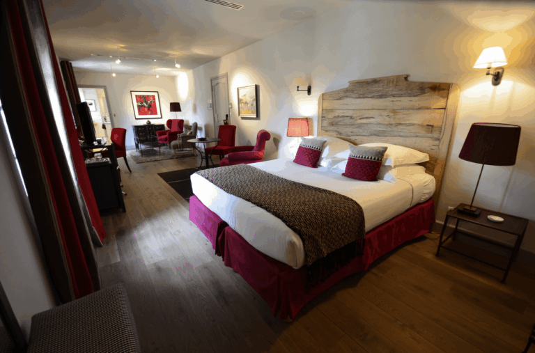 Baumaniere-Les-Baux-de-Provence-hotel-restaurant-1lieu1salle-seminaires-chambre.png