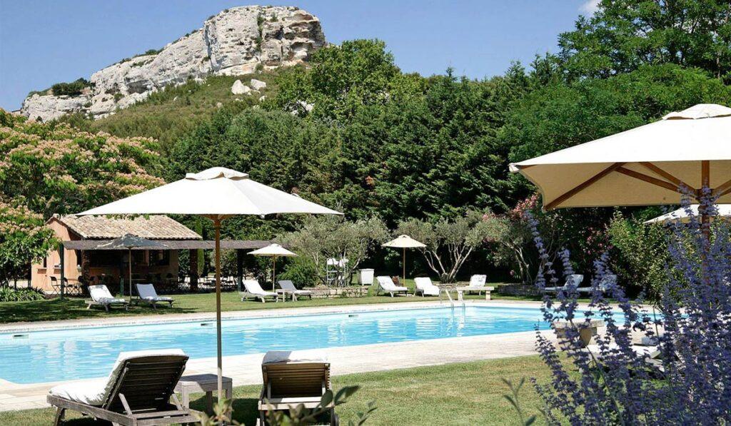 Baumaniere-Les-Baux-de-Provence-hotel-restaurant-1lieu1salle-seminaires-piscine.jpg