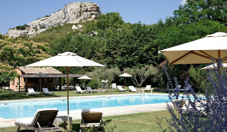 Baumaniere-Les-Baux-de-Provence-hotel-restaurant-1lieu1salle-seminaires-piscine.jpg