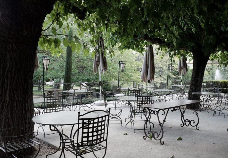 Baumaniere-Les-Baux-de-Provence-hotel-restaurant-1lieu1salle-seminaires-terrasse.jpg