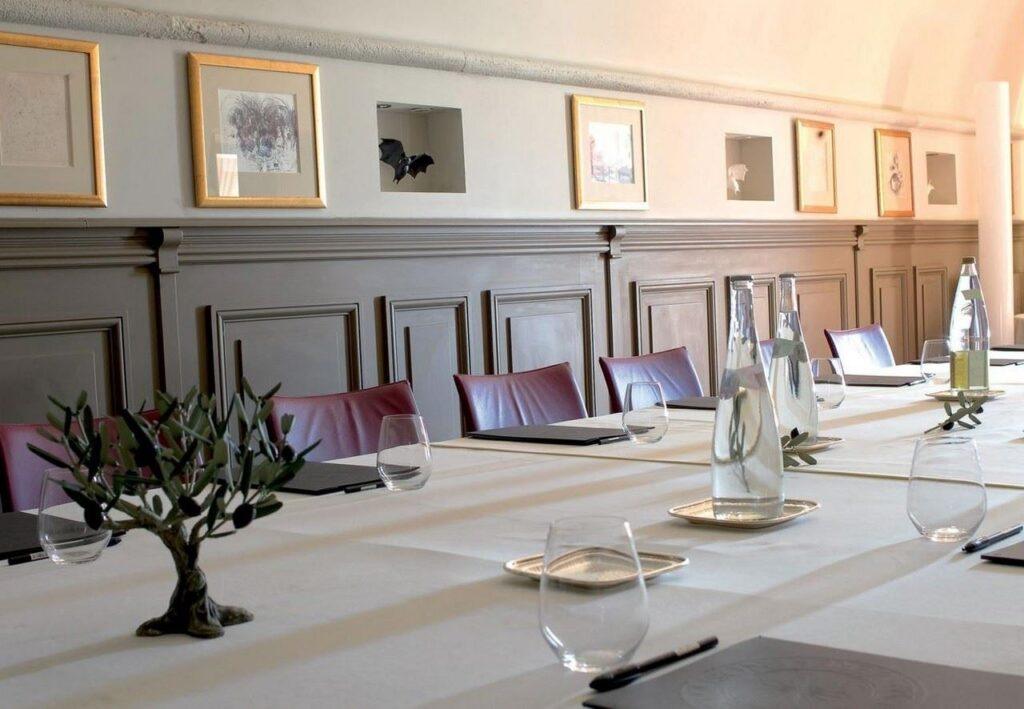 Baumaniere-Les-Baux-de-Provence-hotel-restaurant-1lieu1salle-table.jpg