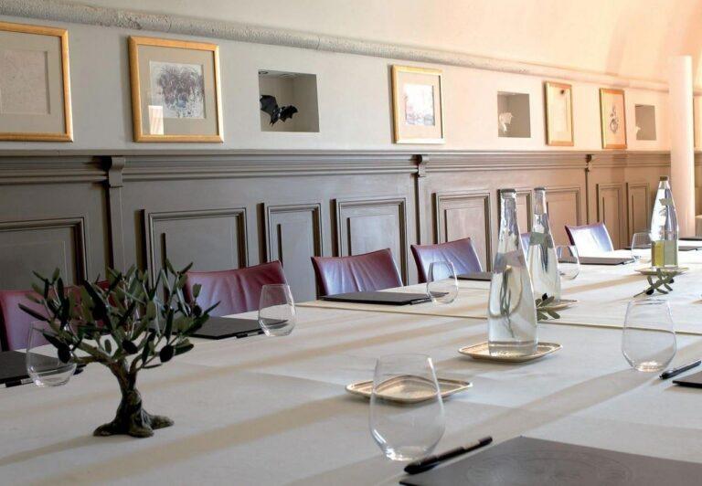 Baumaniere-Les-Baux-de-Provence-hotel-restaurant-1lieu1salle-table.jpg