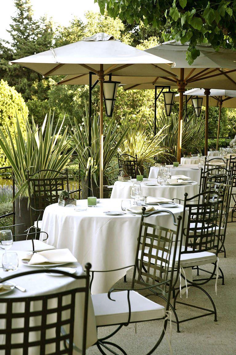 Baumaniere-Les-Baux-de-Provence-hotel-restaurant-1lieu1salle-table-terrasse.jpg