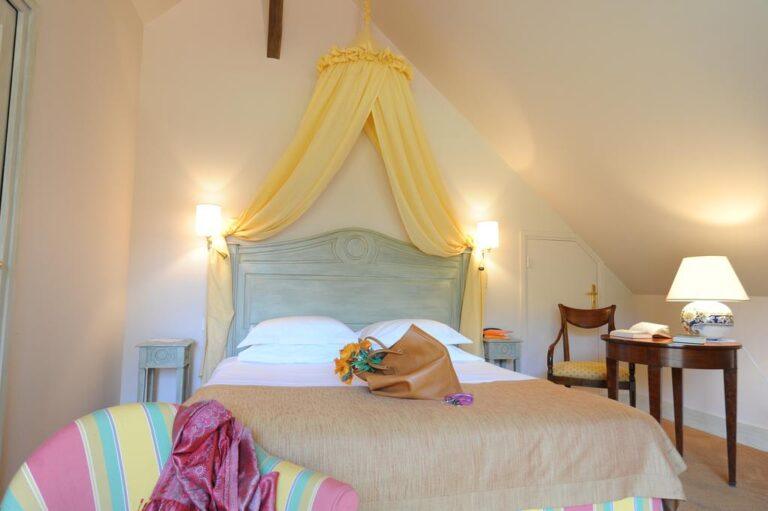 Chateau-du-Breuil-hotel-restaurant-1lieu1salle-congres-chambre.jpg
