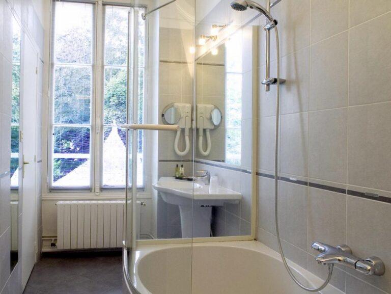 Chateau-du-Breuil-hotel-restaurant-1lieu1salle-convention-salle-de-bain.jpg