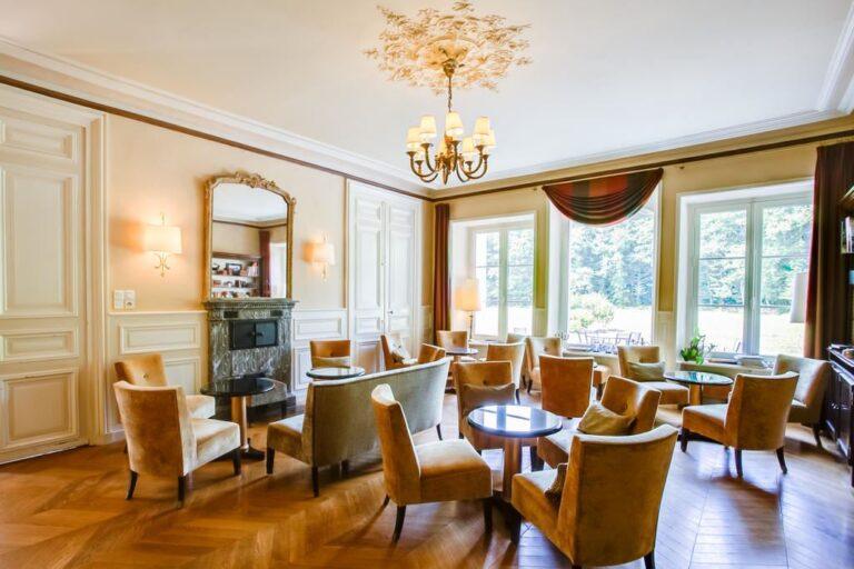 Chateau-du-Breuil-hotel-restaurant-1lieu1salle-reunion-detente.jpg