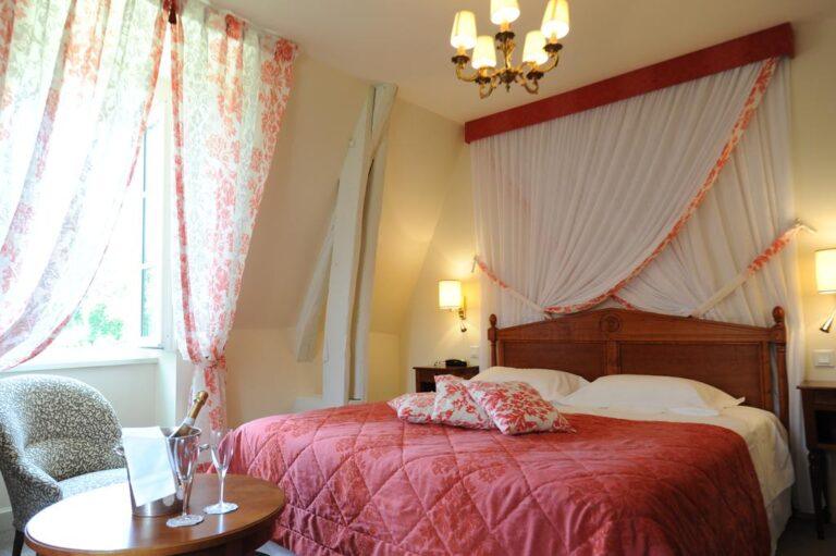 Chateau-du-Breuil-hotel-restaurant-1lieu1salle-seminaire-chambre.jpg