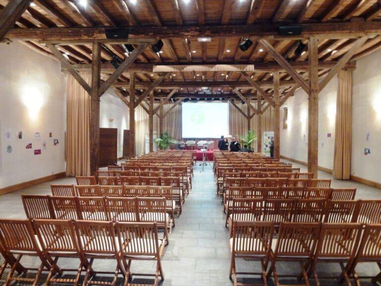 Cuvage-avec-estrade-et-fauteuils.jpg