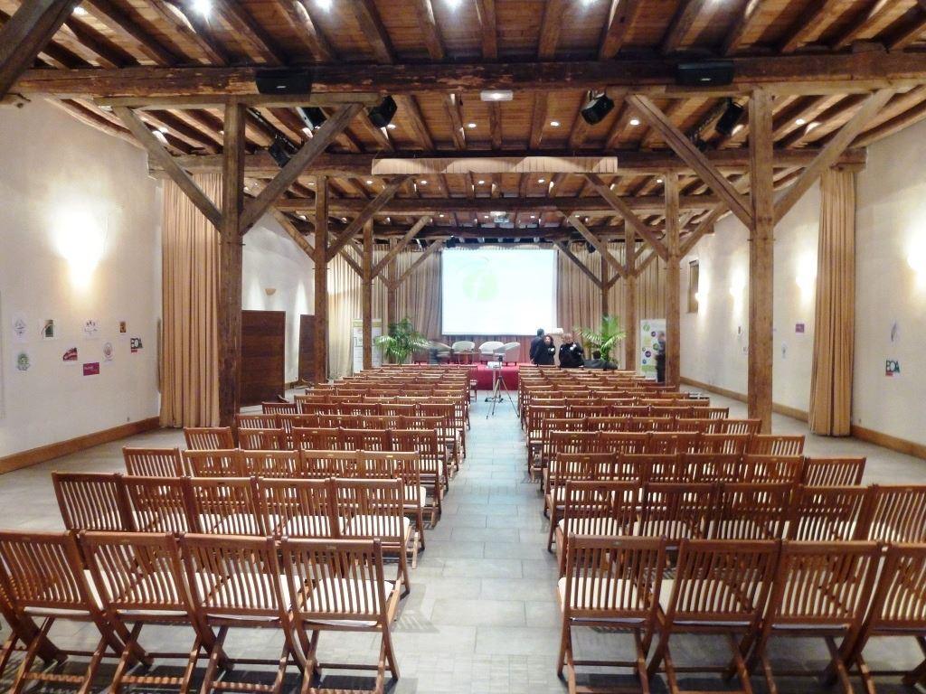Cuvage-avec-estrade-et-fauteuils.jpg