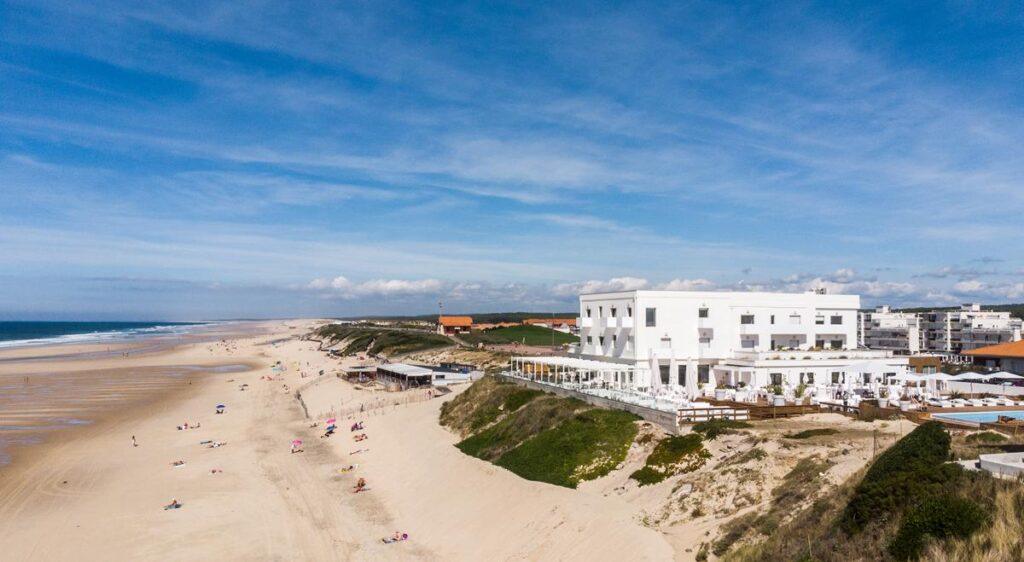 Grand-hotel-de-la-plage-1lieu1salle-facade-face-a-la-mer.jpg
