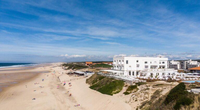 Grand-hotel-de-la-plage-1lieu1salle-facade-face-a-la-mer.jpg
