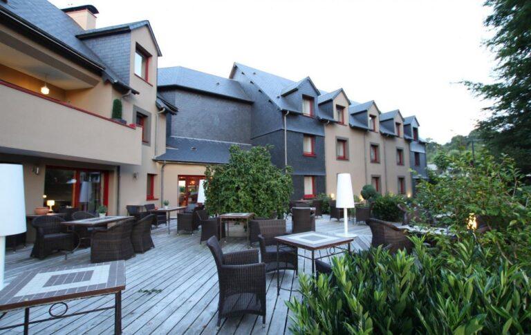 Hotel-Antares-1lieu1salle-jardin-terrasse.jpg