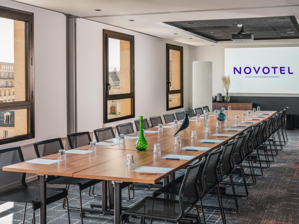 LOGE-SALLE-REUNION-NOVOTEL-VAUGIRARD-6-scaled-1.jpg