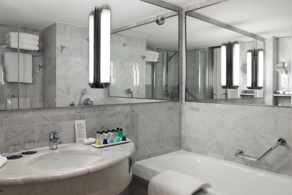 PARSI_SalledeBain_Grande_Vue_Avec_Huiles.jpg