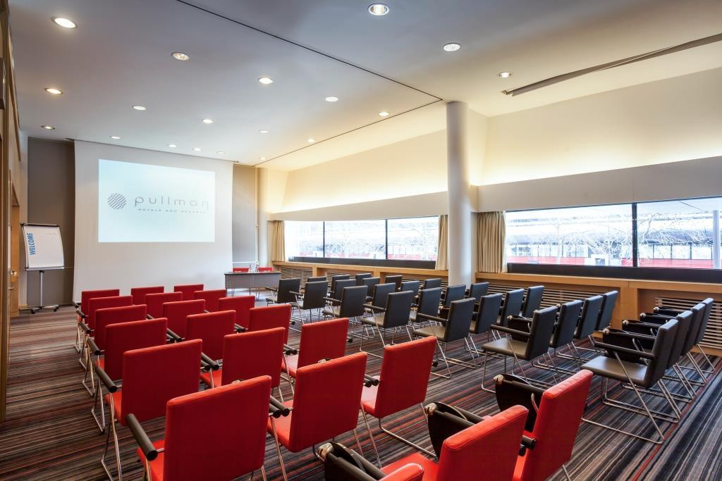 Pullman-Bercy-salon-Saumur-Champigny-theatre.jpg