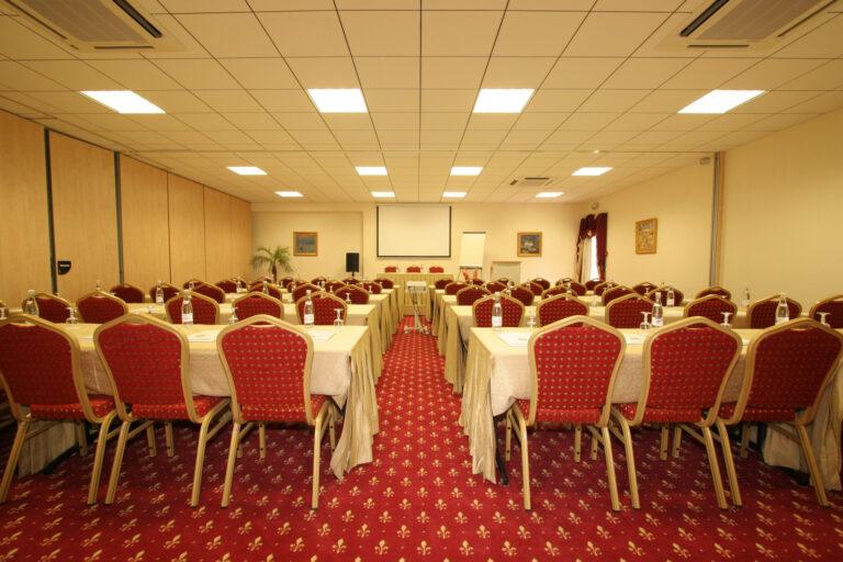 SALLE-DE-SEMINAIRE-scaled-1.jpg