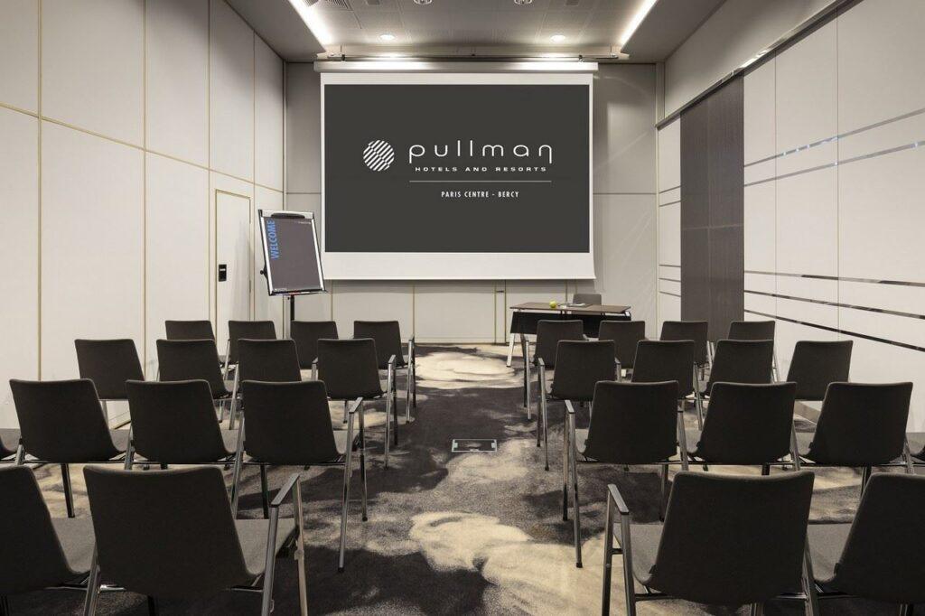 Salon-St-Julien-1-style-theatre.jpg