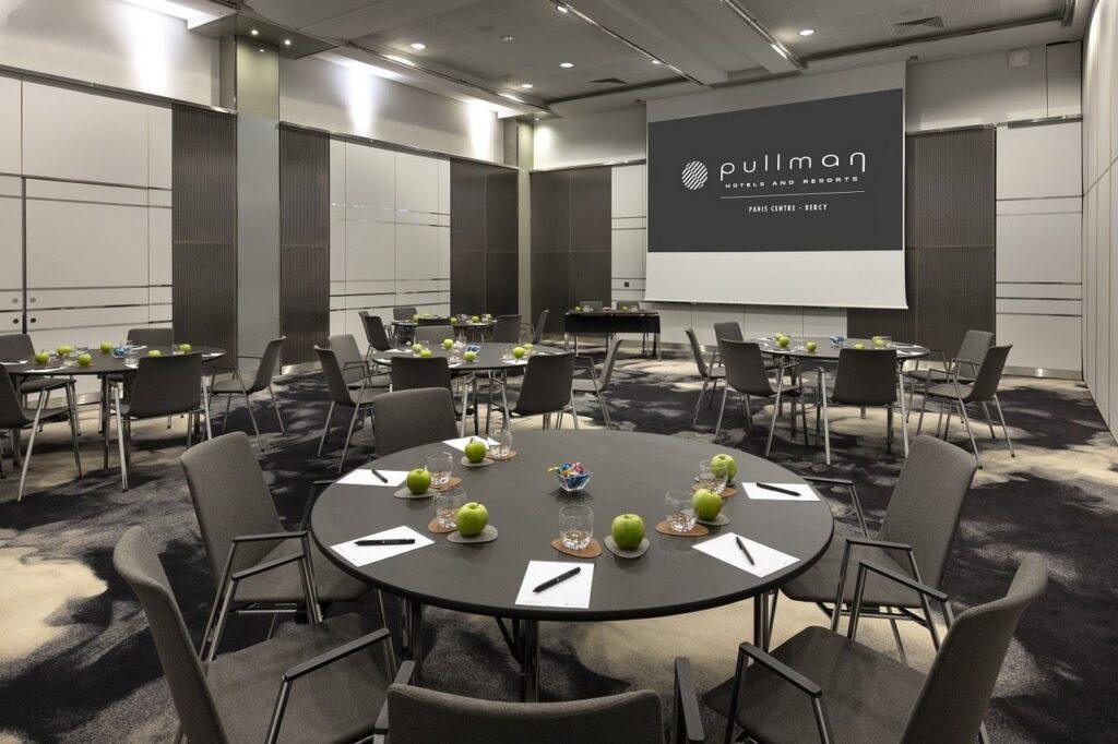 Salon-St-Julien-2-3-style-cabaret.jpg