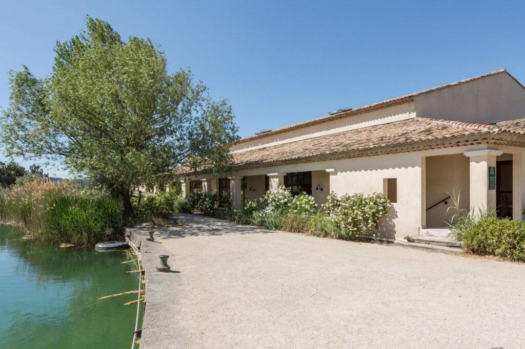 Village-Club-Pont-Royal-en-Provence-1lieu1salle-conference-exterieur.jpg